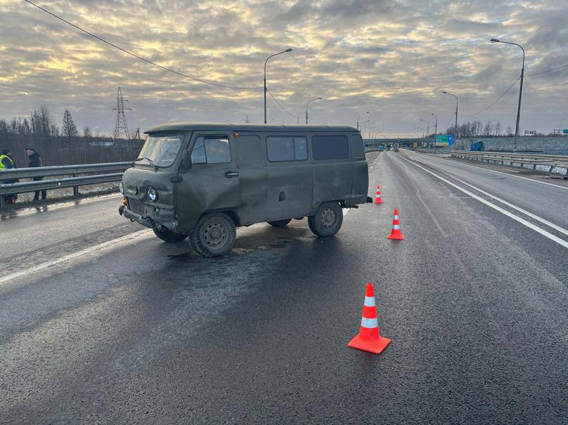 Водитель и пассажир госпитализированы после столкновения «Рено Флюенс» с «Камазом» на трассе М-11 Водитель и пассажир госпитализированы после столкновения «Рено Флюенс» с «Камазом» на трассе М-11