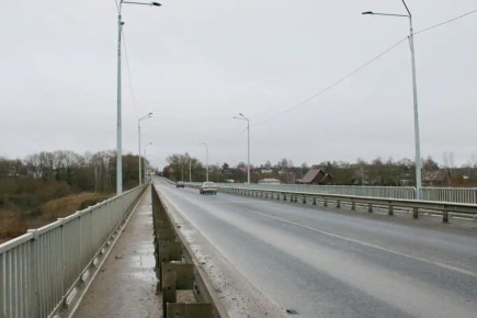 В Боровичском округе завершили ремонт моста через реку Мста у деревни Бобровик