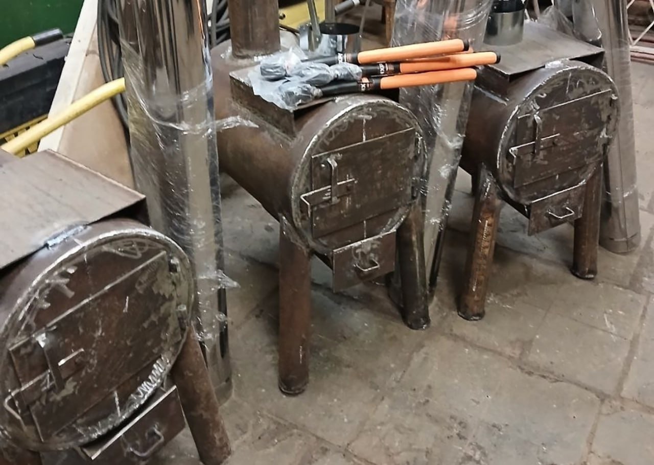 Работники теплоснабжения Старой Руссы изготавливают печи-буржуйки для бойцов СВО