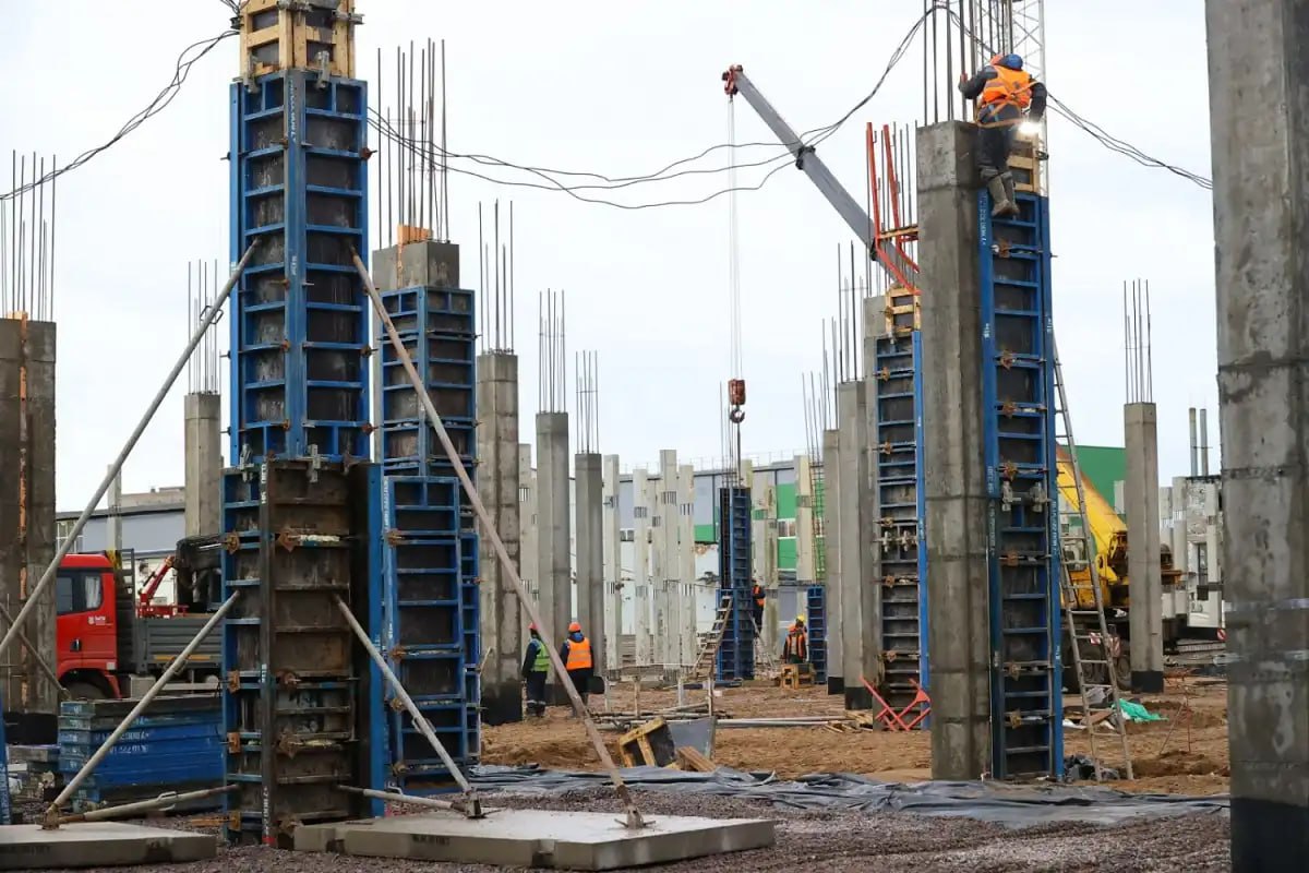 Строительство кампуса в Великом Новгороде идёт в три смены Строительство кампуса в Великом Новгороде идёт в три смены