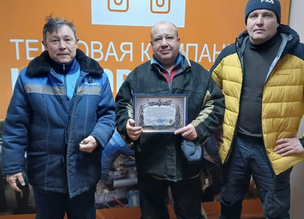 Работники теплоснабжения Старой Руссы изготавливают печи-буржуйки для бойцов СВО Работники теплоснабжения Старой Руссы изготавливают печи-буржуйки для бойцов СВО