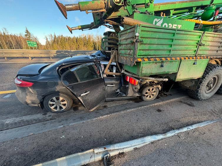 В Маловишерском округе водитель легкового авто врезался в грузовик В Маловишерском округе водитель легкового авто врезался в грузовик