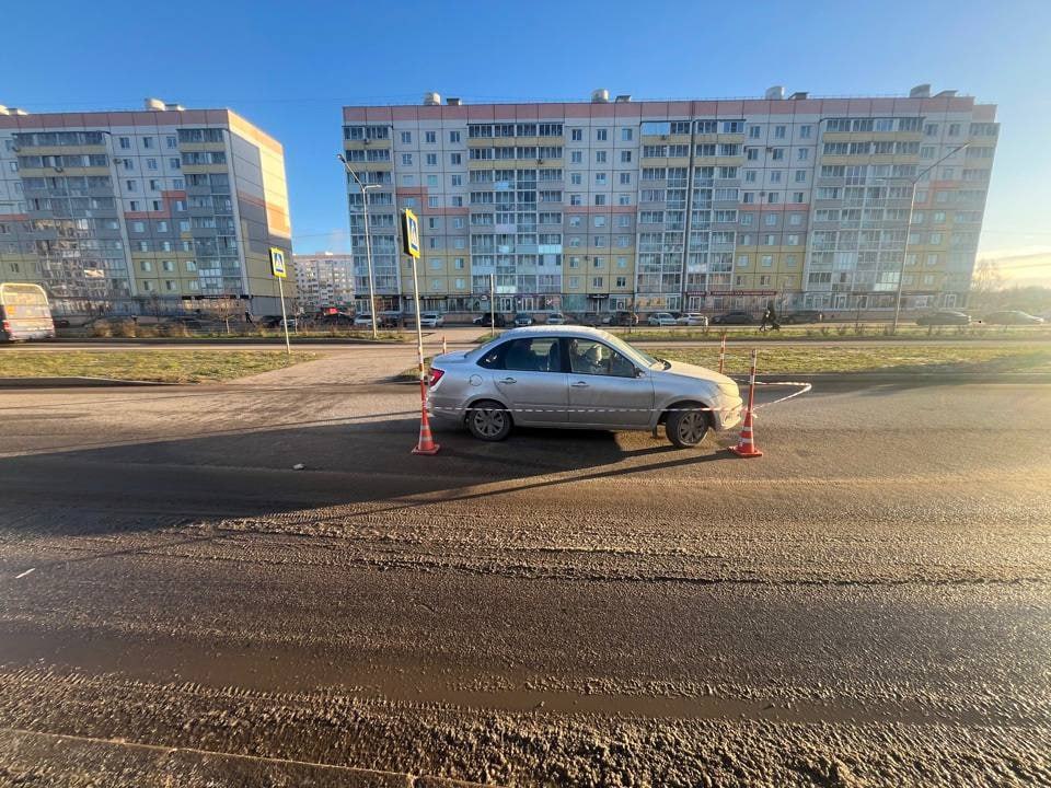 В Маловишерском округе водитель легкового авто врезался в грузовик В Маловишерском округе водитель легкового авто врезался в грузовик