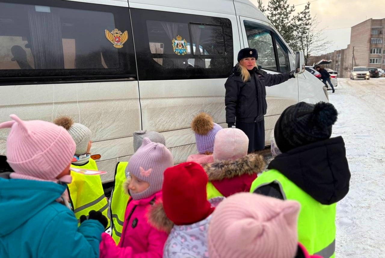 Обучение нейтрализации «дорожных ловушек» стало главной целью встречи сотрудников Госавтоинспекции Новгородского округа с воспитанниками дошкольного учреждения
