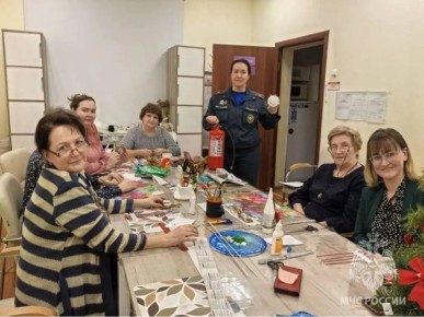 Подготовка полным ходом!. В преддверии новогодних праздников сотрудники управления надзорной деятельности и профилактической работы провели инструктажи по пожарной безопасности в образовательных организациях и домах культуры...