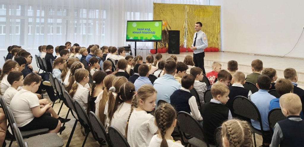 Правила безопасности пешеходов при участии в дорожном движении в преддверии новогодних каникул повторили не только воспитанники дошкольных учреждений, но и обучающиеся образовательных организаций муниципальных образований...