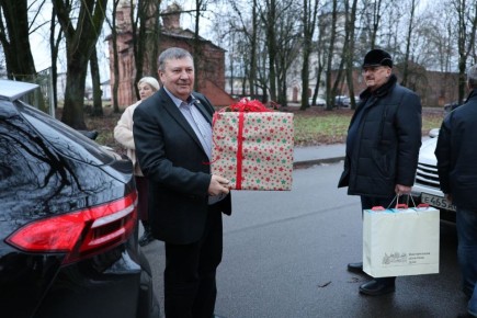 В преддверии Нового года депутаты поздравили воспитанников филиала социально-реабилитационного центра для несовершеннолетних «Детство» и подарили новогодние подарки