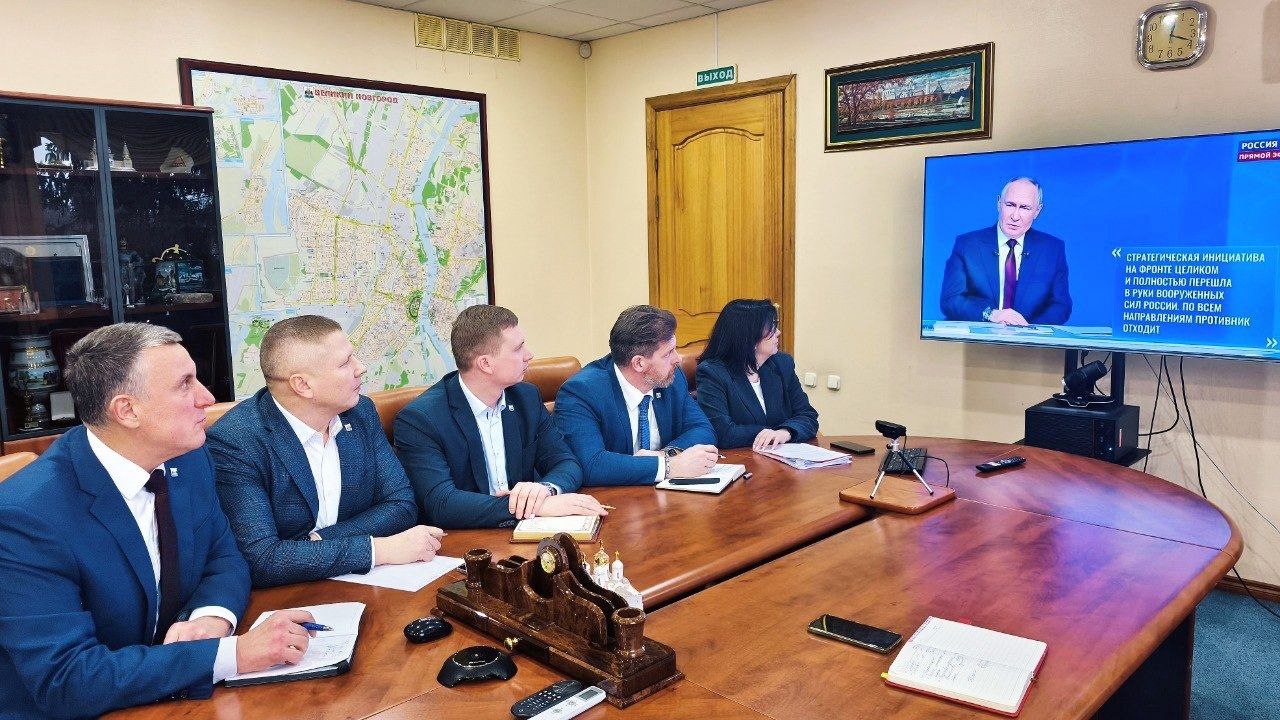 Александр Розбаум: Уважаемые Новгородцы!. Сегодня наш Президент Владимир Владимирович Путин в прямом эфире в программе «Итоги года с Владимиром Путиным» ответил на вопросы жителей страны и представителей СМИ Александр Розбаум: Уважаемые Новгородцы!. Сегодня наш Президент Владимир Владимирович Путин в прямом эфире в программе «Итоги года с Владимиром Путиным» ответил на вопросы жителей страны и представителей СМИ