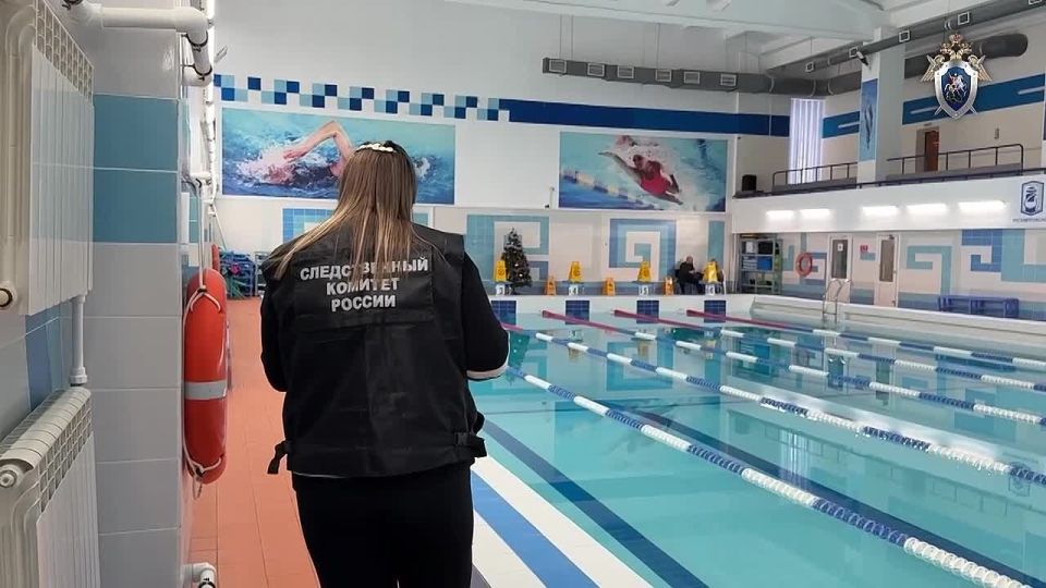 В Великом Новгороде устанавливаются обстоятельства смерти мужчины в бассейне