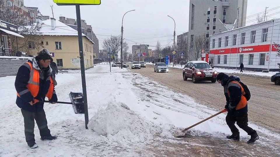 Александр Розбаум: Уважаемые Новгородцы!. В условиях продолжающегося снегопада сотрудники МКУ «Городское хозяйство», МАУ «Парки Великого Новгорода» и подрядной организации «Солид» в постоянном режиме ведут работы по очистке...