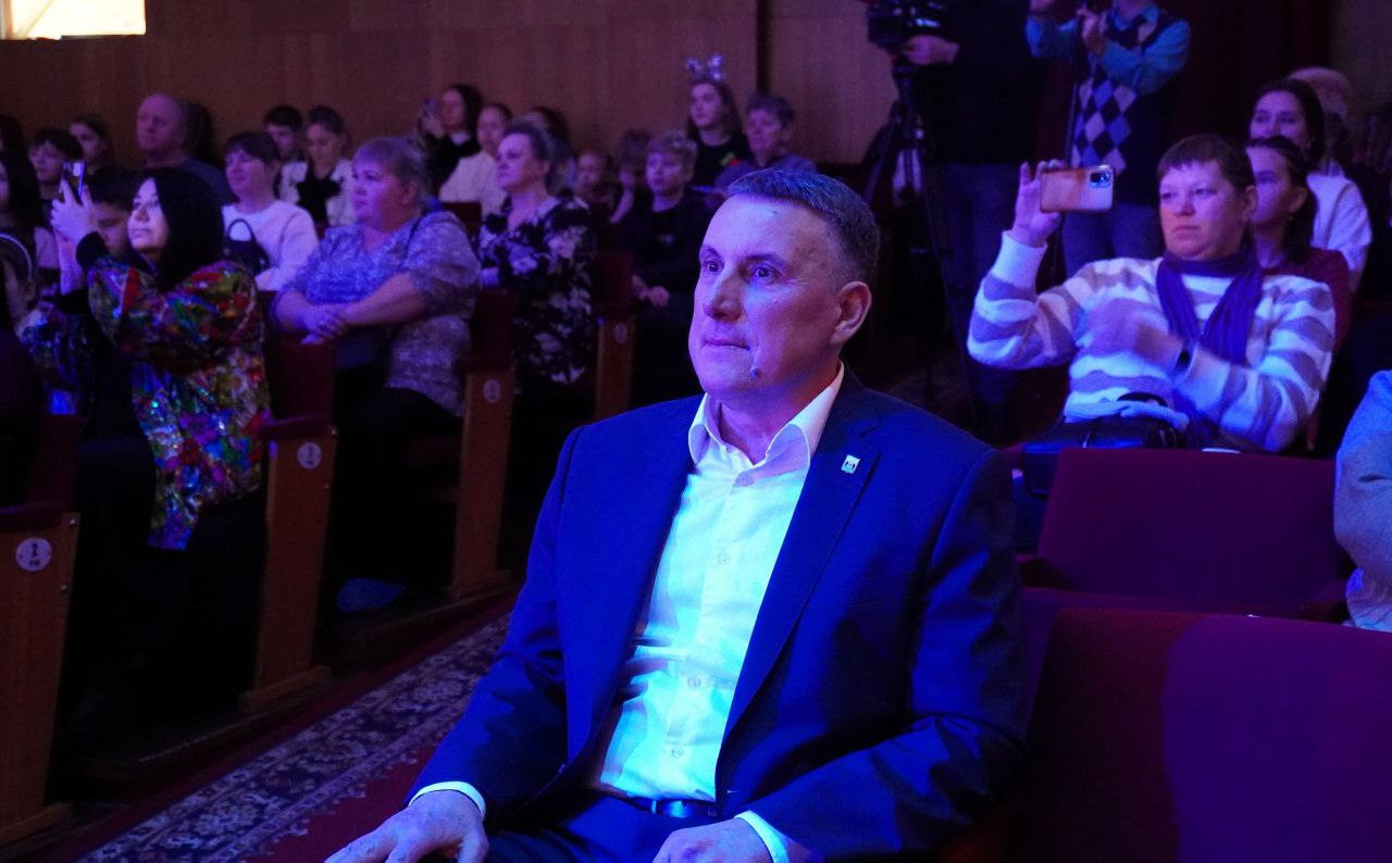 Александр Розбаум: Дорогие друзья!. Сегодня в центре культуры и искусства "Диалог" состоялось новогоднее представление "Ёлка мэра" – 2025 Для каждого ребенка Новый год – праздник чудес и доброты, радости и исполнения желаний Александр Розбаум: Дорогие друзья!. Сегодня в центре культуры и искусства "Диалог" состоялось новогоднее представление "Ёлка мэра" – 2025 Для каждого ребенка Новый год – праздник чудес и доброты, радости и исполнения желаний