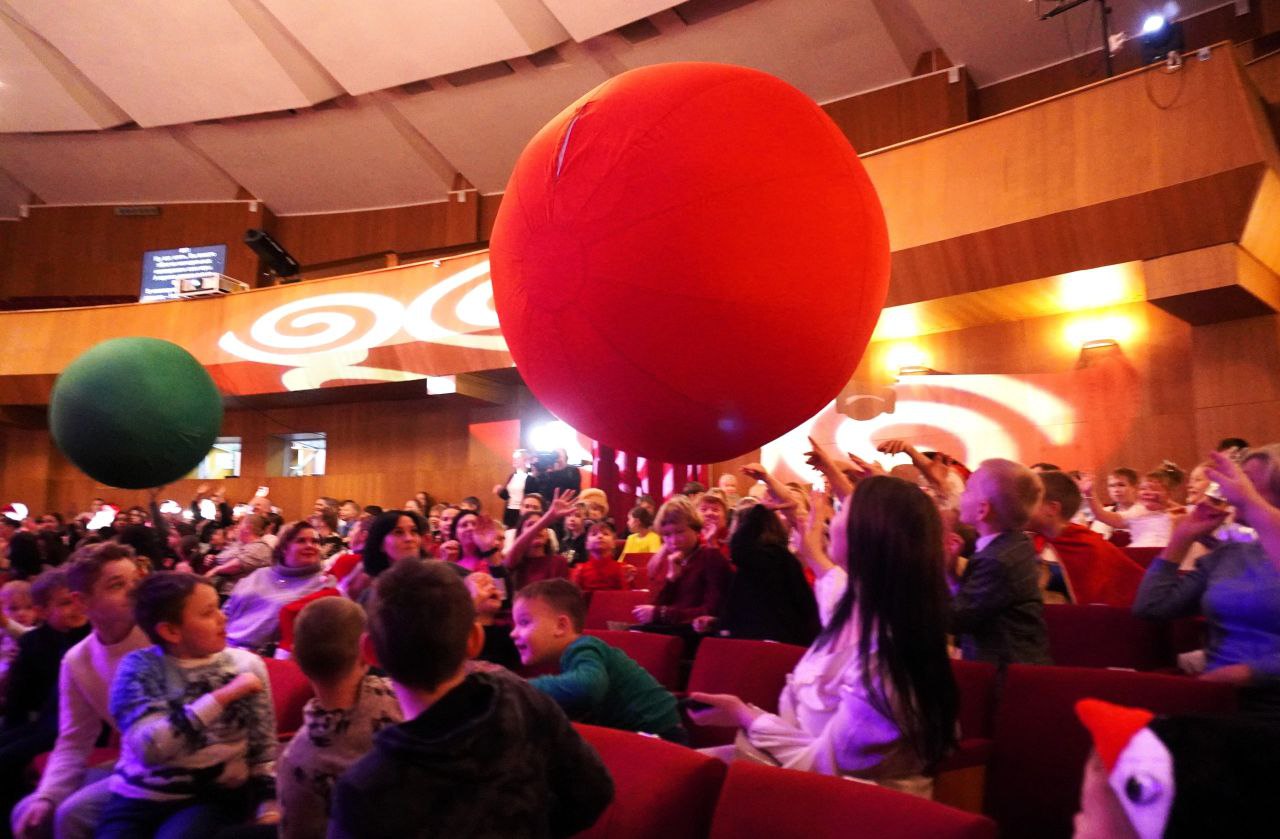 Александр Розбаум: Дорогие друзья!. Сегодня в центре культуры и искусства "Диалог" состоялось новогоднее представление "Ёлка мэра" – 2025 Для каждого ребенка Новый год – праздник чудес и доброты, радости и исполнения желаний Александр Розбаум: Дорогие друзья!. Сегодня в центре культуры и искусства "Диалог" состоялось новогоднее представление "Ёлка мэра" – 2025 Для каждого ребенка Новый год – праздник чудес и доброты, радости и исполнения желаний