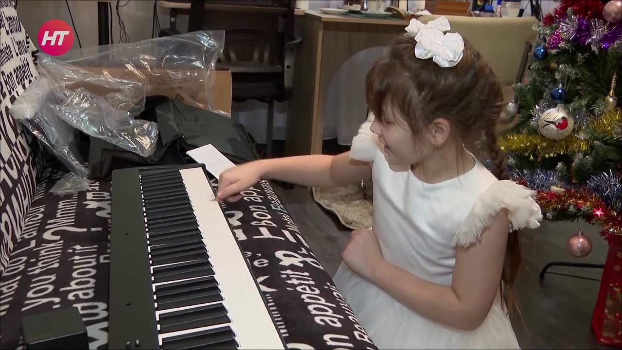 Заместитель губернатора Антон Лебедев вручил подарок юной новгородке Заместитель губернатора Антон Лебедев вручил подарок юной новгородке