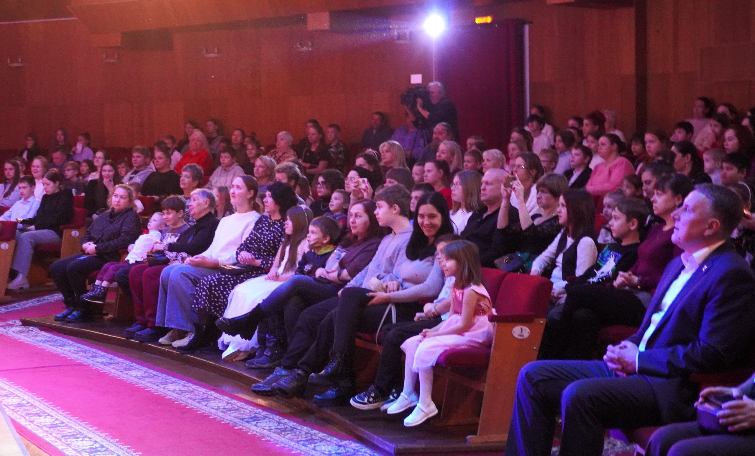 В КЦ «Диалог» прошёл новогодний праздник «Ёлка мэра» В КЦ «Диалог» прошёл новогодний праздник «Ёлка мэра»