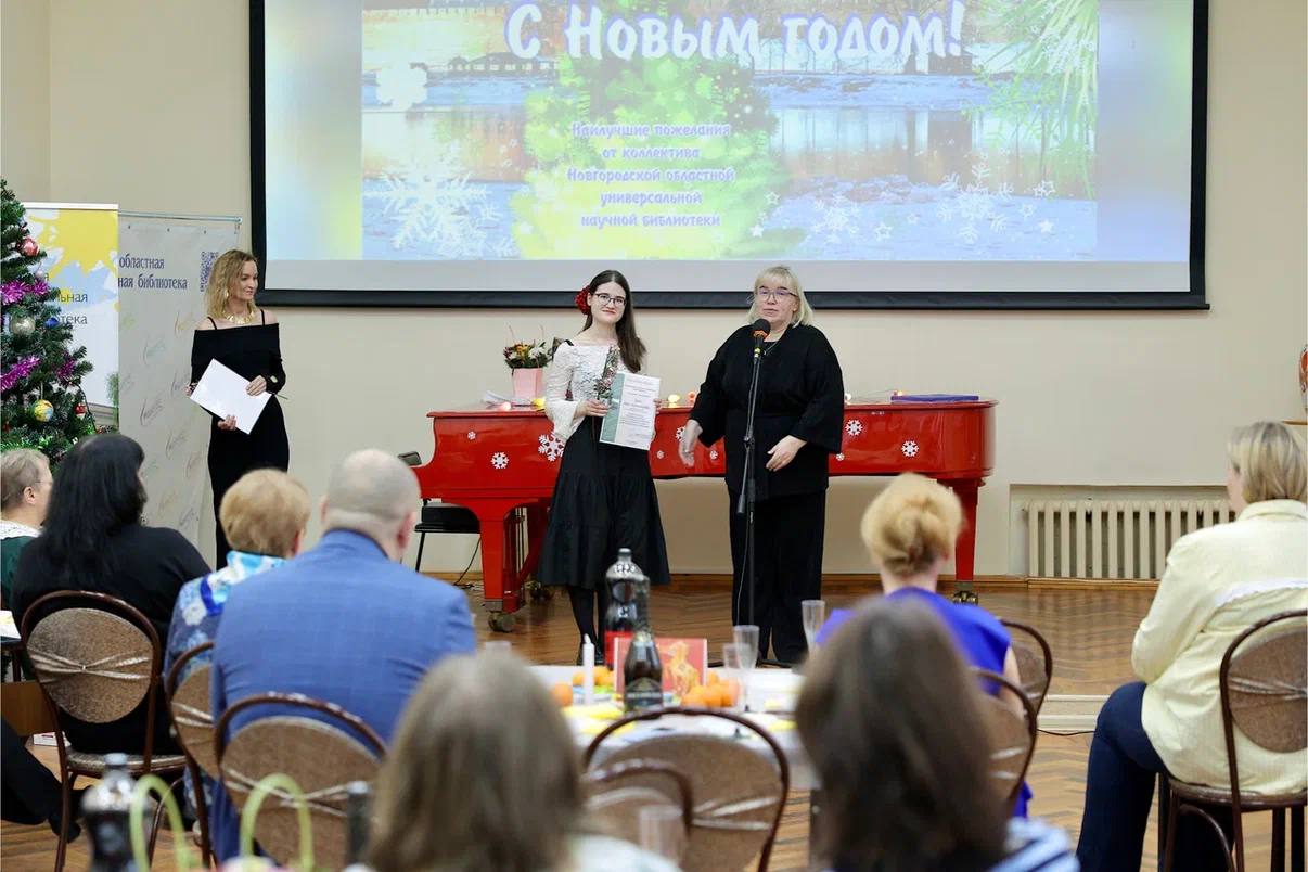 От имени депутатского корпуса Новгородской областной Думы Алексей Чурсинов поздравил с наступающими праздниками сотрудников Новгородской областной универсальной научной библиотеки От имени депутатского корпуса Новгородской областной Думы Алексей Чурсинов поздравил с наступающими праздниками сотрудников Новгородской областной универсальной научной библиотеки