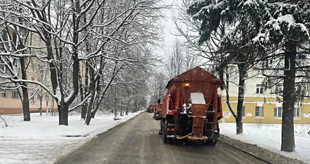 В Великом Новгороде уборка снега идёт круглосуточно В Великом Новгороде уборка снега идёт круглосуточно