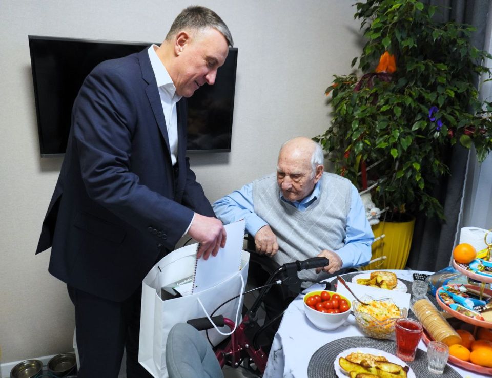 Александр Розбаум: Дорогие Земляки!. Сегодня поздравил с наступающим Новым годом, нашего Глубокоуважаемого ветерана Великой Отечественной войны, Почётного гражданина Великого Новгорода Василия Степановича Крестьянинова