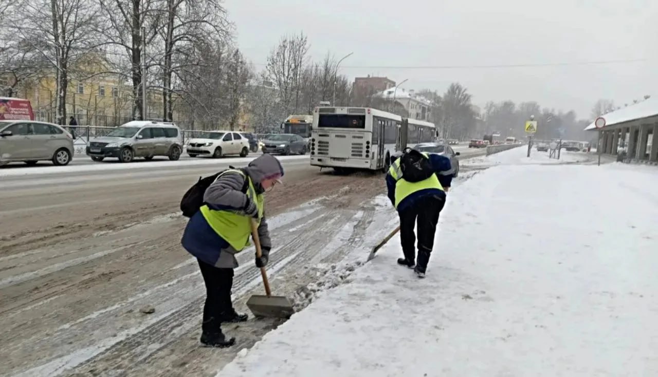 В Великом Новгороде уборка снега идёт круглосуточно В Великом Новгороде уборка снега идёт круглосуточно