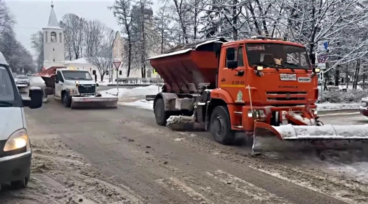 В Великом Новгороде уборка снега идёт круглосуточно
