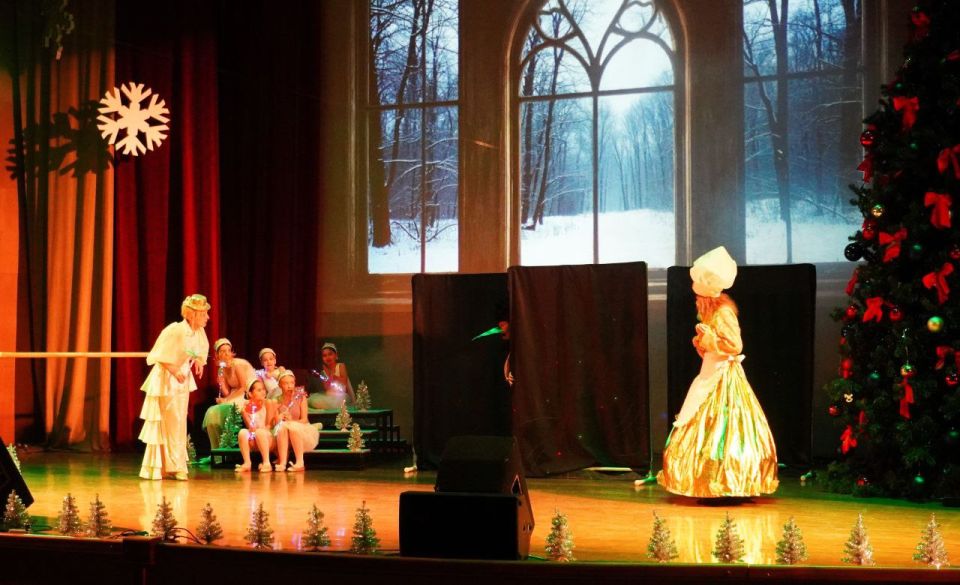 Александр Розбаум: Дорогие друзья!. Сегодня в центре культуры и искусства "Диалог" состоялось новогоднее представление "Ёлка мэра" – 2025 Для каждого ребенка Новый год – праздник чудес и доброты, радости и исполнения желаний