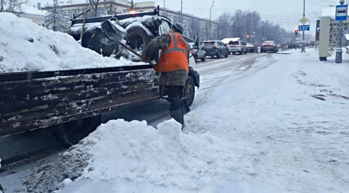 В Великом Новгороде уборка снега идёт круглосуточно В Великом Новгороде уборка снега идёт круглосуточно