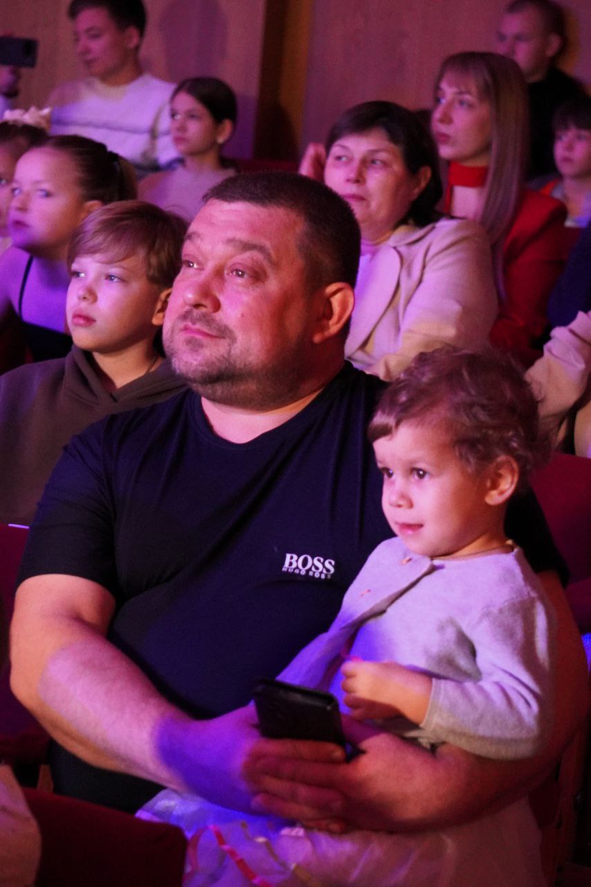 Александр Розбаум: Дорогие друзья!. Сегодня в центре культуры и искусства "Диалог" состоялось новогоднее представление "Ёлка мэра" – 2025 Для каждого ребенка Новый год – праздник чудес и доброты, радости и исполнения желаний Александр Розбаум: Дорогие друзья!. Сегодня в центре культуры и искусства "Диалог" состоялось новогоднее представление "Ёлка мэра" – 2025 Для каждого ребенка Новый год – праздник чудес и доброты, радости и исполнения желаний