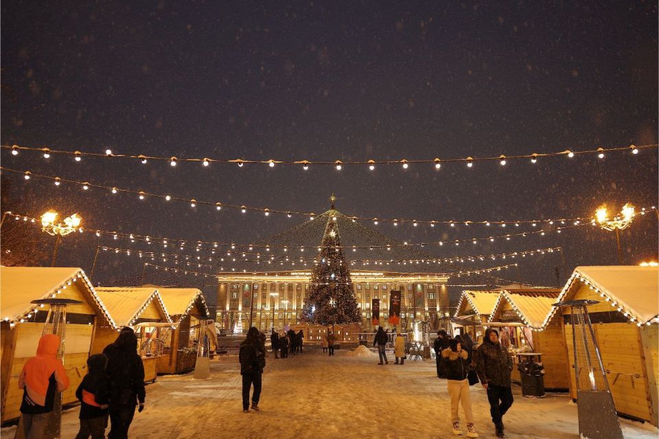 С Новым 2026 годом!. Председатель Новгородской областной Думы Юрий Бобрышев и губернатор региона Александр Дронов поздравляют новгородцев с наступающим Новым годом и Рождеством Христовым