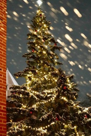 Новый Год наступил, но все еще можно насладиться волшебным видом праздничного Новгорода