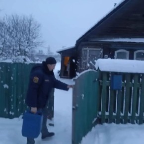 Сотрудники управления по защите населения от ЧС и обеспечению пожарной безопасности оказали адресную помощь жительнице посёлка Красные Станки