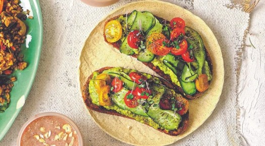 Совершенствуйте свой завтрак: уникальные тосты с авокадо и свежими овощами