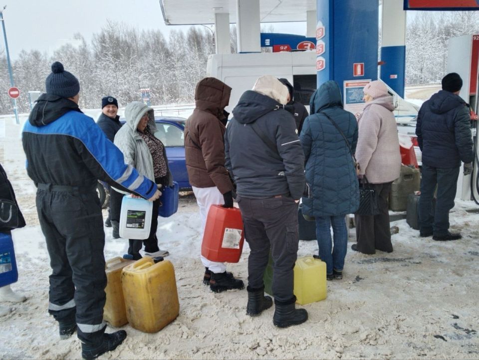 В Крестецком округе продолжается бесплатная выдача топлива жителям населённых пунктов, оставшихся без электроснабжения