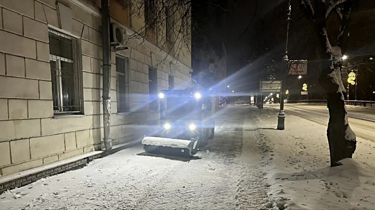 Александр Розбаум: Доброе утро Новгородцы!. Специалисты МКУ "Городское хозяйство", подрядной организации "Солид" и МАУ "Парки Великого Новгорода" в ночное время продолжали работы по уборке города от снега Александр Розбаум: Доброе утро Новгородцы!. Специалисты МКУ "Городское хозяйство", подрядной организации "Солид" и МАУ "Парки Великого Новгорода" в ночное время продолжали работы по уборке города от снега