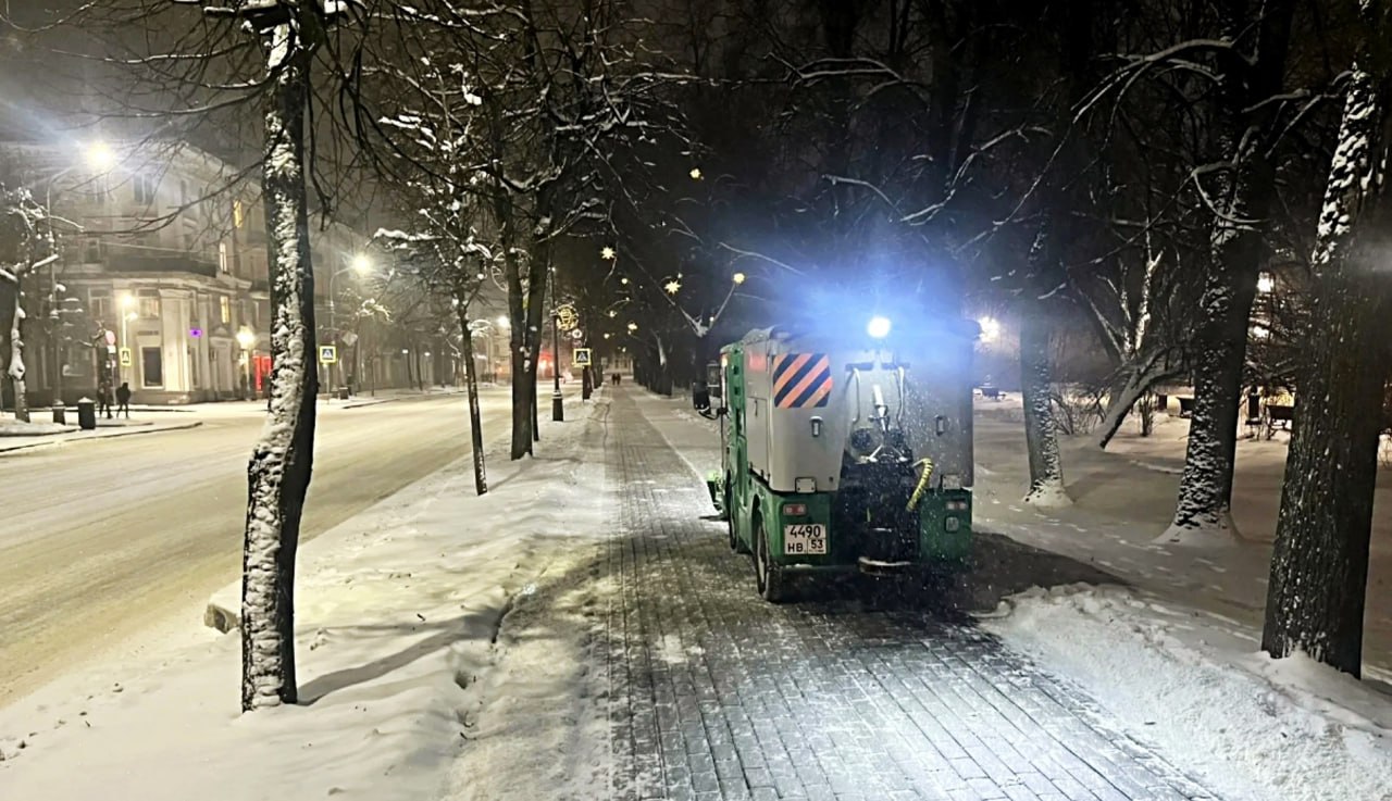 Городские службы Великого Новгорода продолжают борьбу с последствиями снегопадов Городские службы Великого Новгорода продолжают борьбу с последствиями снегопадов