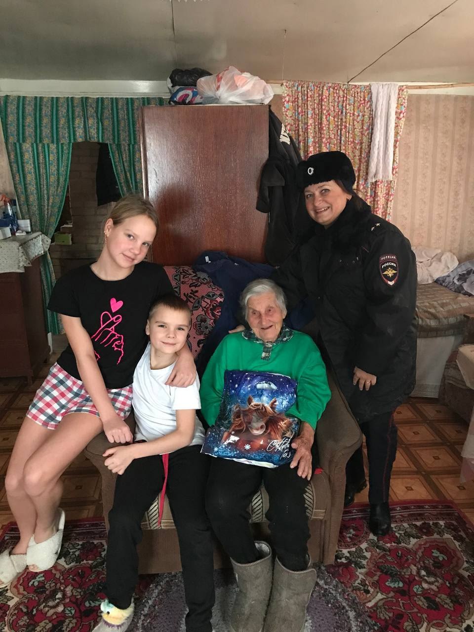 Полицейские помогают жителям Демянского округа в период восстановления электроснабжения Полицейские помогают жителям Демянского округа в период восстановления электроснабжения