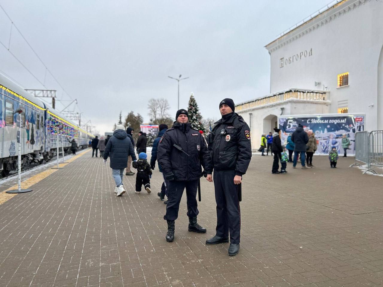 В Великом Новгороде транспорные полицейские обеспечили охрану общественного порядка на вокзале в период стоянки Поезда Деда Мороза В Великом Новгороде транспорные полицейские обеспечили охрану общественного порядка на вокзале в период стоянки Поезда Деда Мороза