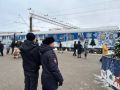 В Великом Новгороде транспорные полицейские обеспечили охрану общественного порядка на вокзале в период стоянки Поезда Деда Мороза