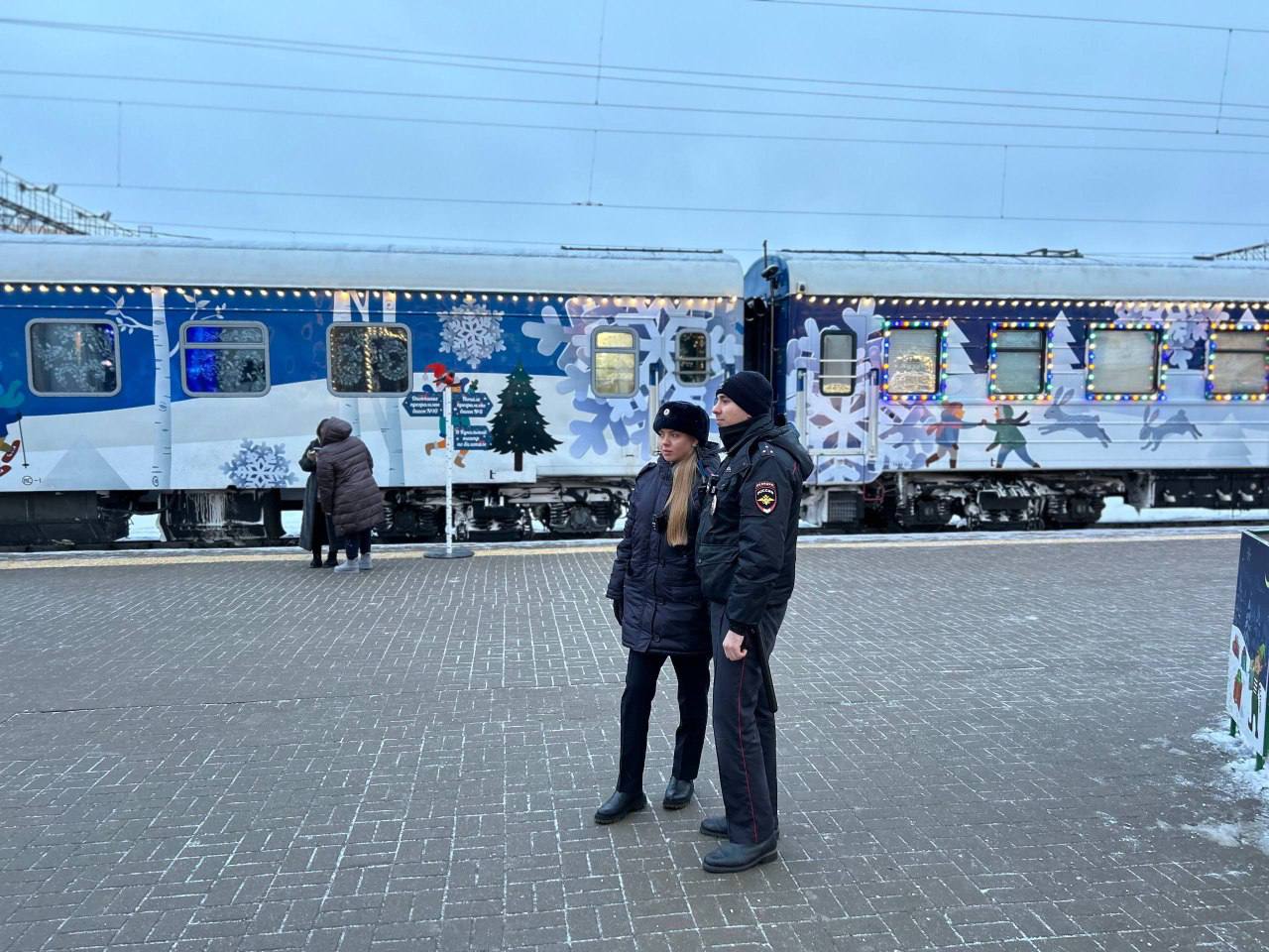 В Великом Новгороде транспорные полицейские обеспечили охрану общественного порядка на вокзале в период стоянки Поезда Деда Мороза В Великом Новгороде транспорные полицейские обеспечили охрану общественного порядка на вокзале в период стоянки Поезда Деда Мороза