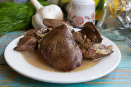 Нежная куриная печенка с луком и сливками: быстрое и бюджетное решение для домашнего ужина