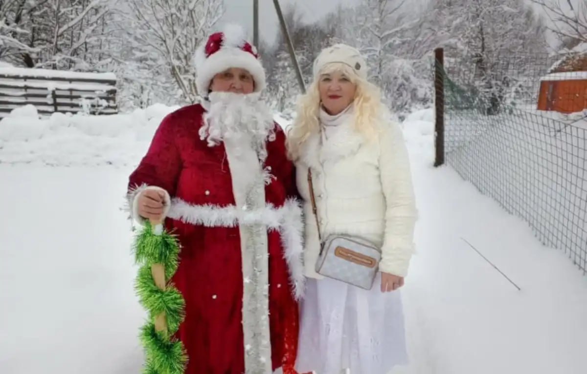 В новогодние каникулы окуловские работники культуры ходят с поздравлениями по домам