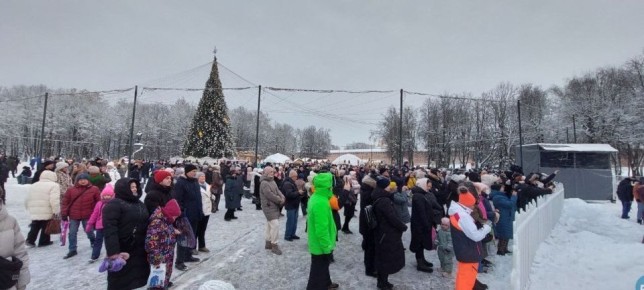 Фоторепортаж: в Великом Новгороде празднуют Рождество Христово