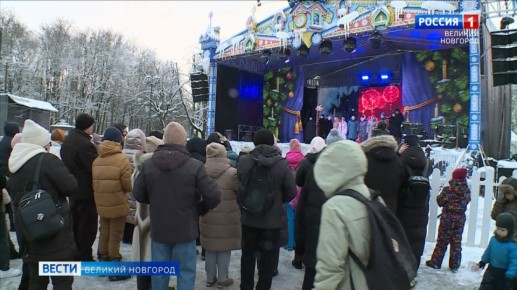 Сотни жителей и гостей Великого Новгорода собрались встретить светлый праздник Рождества Христова на площади Победы-Софийской
