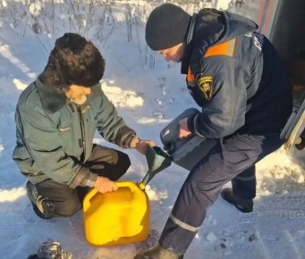 Спасатели доставили топливо в чудовскую деревню Беглово