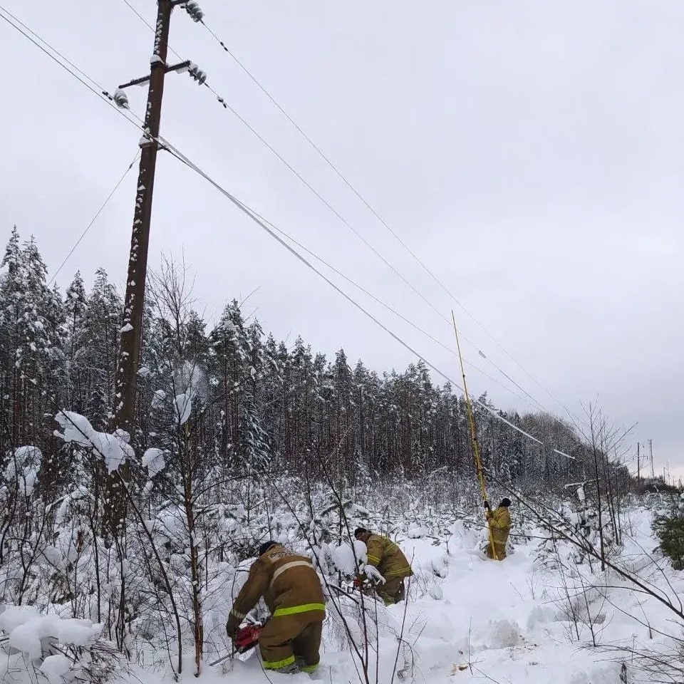 Электрики и спасатели продолжают работу в Новгородской области Электрики и спасатели продолжают работу в Новгородской области