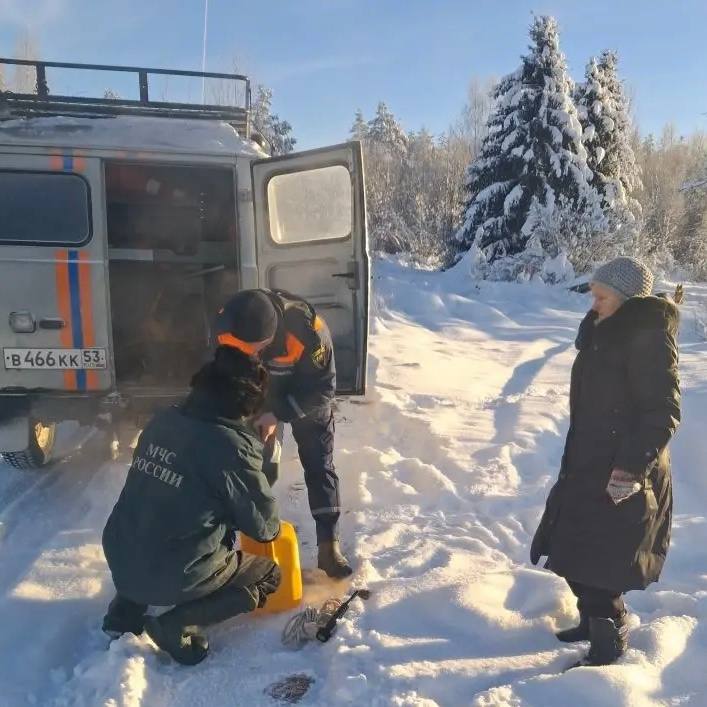 Энергетики и спасатели продолжают аварийно-восстановительные работы в Новгородской области Энергетики и спасатели продолжают аварийно-восстановительные работы в Новгородской области