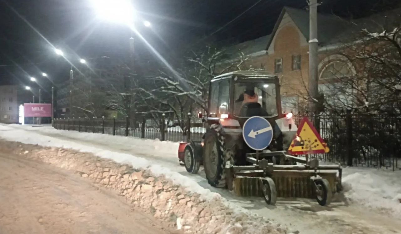 Александр Розбаум: Уважаемые Новгородцы!. По данным Гидрометцентра, в ближайшие сутки ожидаются сильные снегопады Специалисты МКУ "Городское хозяйство", МАУ "Парки Великого Новгорода" и подрядная организация "Солид"...