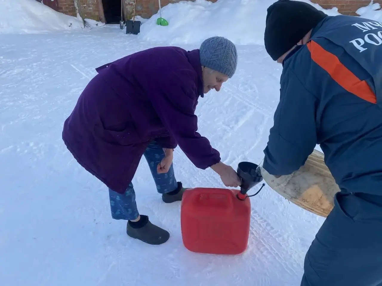 Сотрудники МЧС помогают электрикам добираться до мест отключения электроэнергии Сотрудники МЧС помогают электрикам добираться до мест отключения электроэнергии
