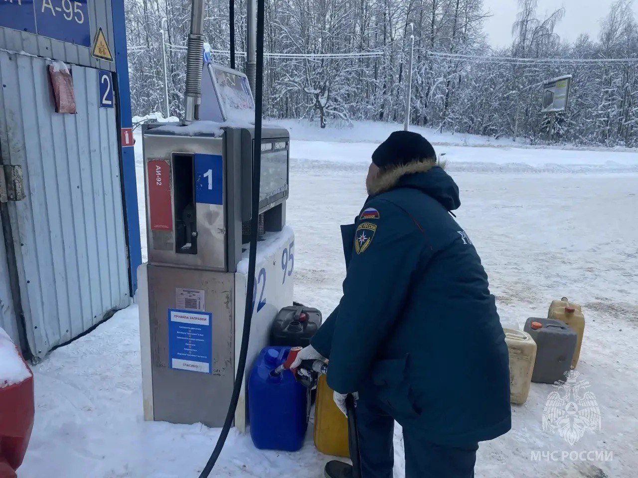Сотрудники МЧС помогают электрикам добираться до мест отключения электроэнергии Сотрудники МЧС помогают электрикам добираться до мест отключения электроэнергии