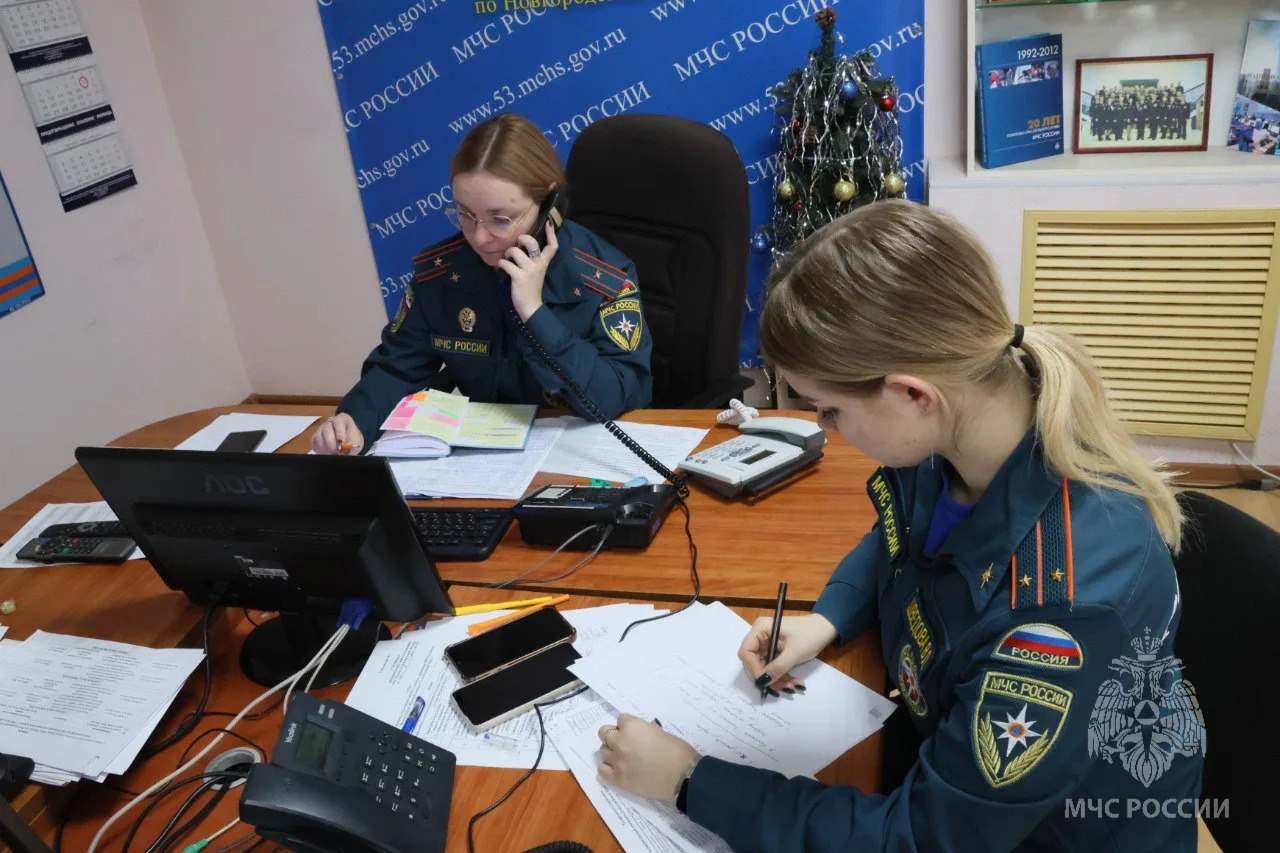 Сотрудники МЧС помогают электрикам добираться до мест отключения электроэнергии Сотрудники МЧС помогают электрикам добираться до мест отключения электроэнергии