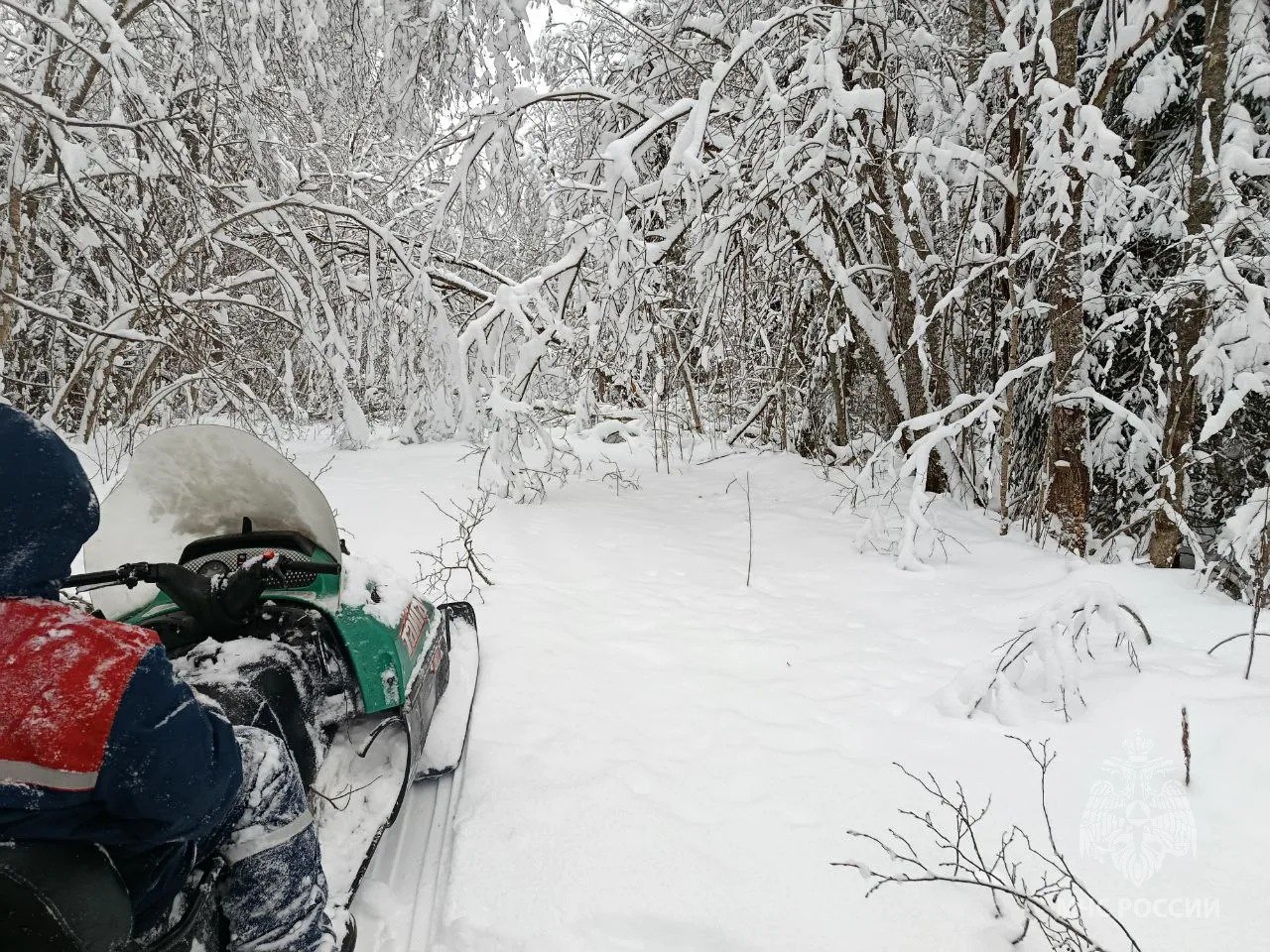 Сотрудники МЧС помогают электрикам добираться до мест отключения электроэнергии Сотрудники МЧС помогают электрикам добираться до мест отключения электроэнергии