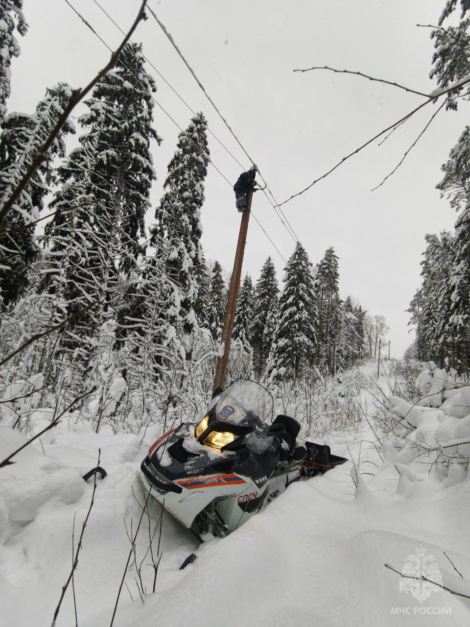 Сотрудники МЧС помогают электрикам добираться до мест отключения электроэнергии